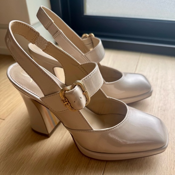 Shoes - 60s/70s Style Low Platform Heel with Gold Buckle